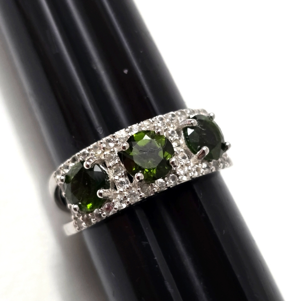 Stunning Sterling Silver 925 Emerald Ring